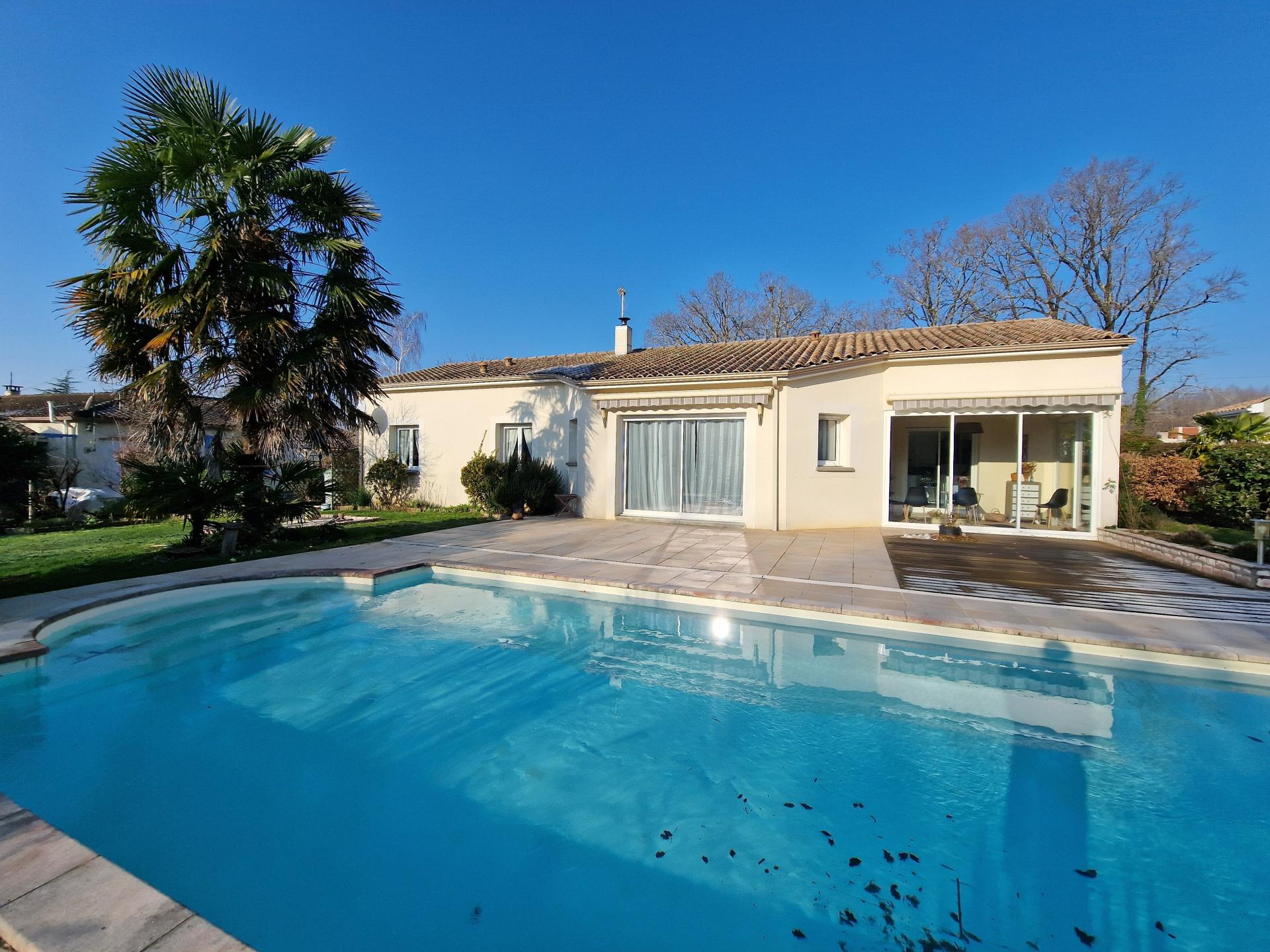 Vente de maison 6 pièces à Bussac-Sur-Charente 17100 : 143m², prix 339
